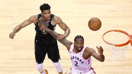 Kawhi Leonard (rechts) zieht mit Toronto in die NBA-Finals ein, für Milwaukees Star Giannis Antetokounmpo ist die Saison hingegen vorbei.