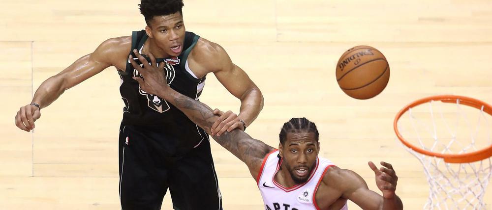 Kawhi Leonard (rechts) zieht mit Toronto in die NBA-Finals ein, für Milwaukees Star Giannis Antetokounmpo ist die Saison hingegen vorbei.
