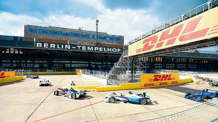 Rasante Runde. Mit bis zu 250 Stundenkilometern fahren die Rennwagen über das ehemalige Vorfeld vom Tempelhofer Flughafen. 