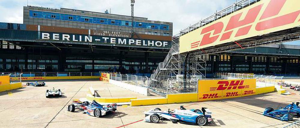 Rasante Runde. Mit bis zu 250 Stundenkilometern fahren die Rennwagen über das ehemalige Vorfeld vom Tempelhofer Flughafen.