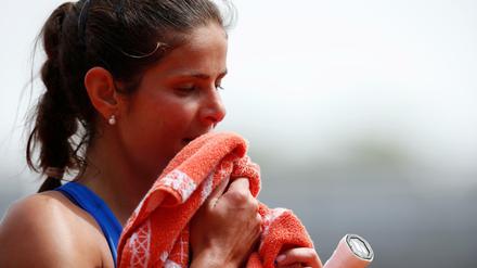 Enttäuscht. Julia Görges ist bereits in der ersten Runde der French Open gescheitert.