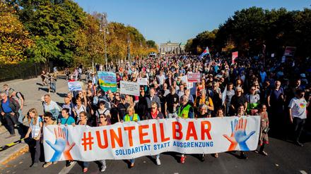Demonstration gegen Rassismus und Rechtsruck mit dem Motto "Unteilbar" in Berlin. 