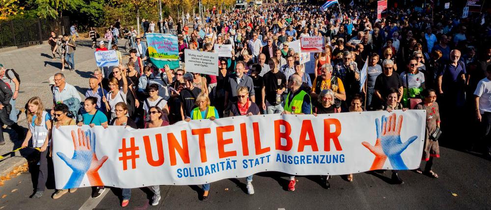 Demonstration gegen Rassismus und Rechtsruck mit dem Motto "Unteilbar" in Berlin.