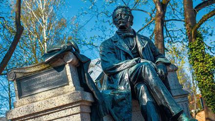 Mit Stock und Hut. Theodor Fontane als Denkmal im Stadtzentrum von Neuruppin, seinem Geburtsort. Die „Wanderungen durch die Mark Brandenburg“ sind das umfangreichste Werk des Schriftstellers. Dort findet man auch die "Wundersamen Frauen".