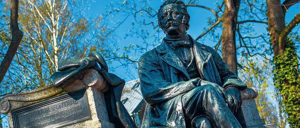 Mit Stock und Hut. Theodor Fontane als Denkmal im Stadtzentrum von Neuruppin, seinem Geburtsort. Die „Wanderungen durch die Mark Brandenburg“ sind das umfangreichste Werk des Schriftstellers. Dort findet man auch die "Wundersamen Frauen".