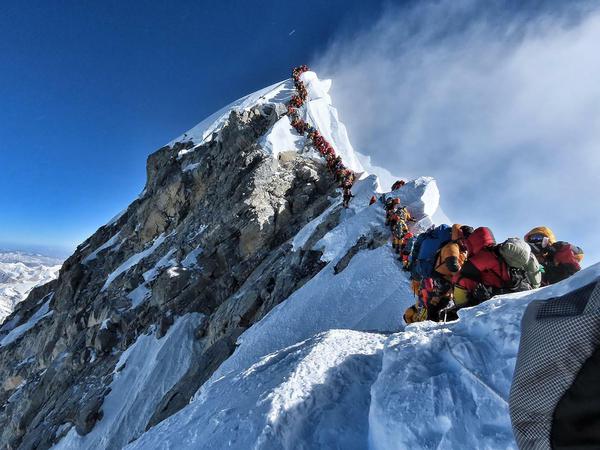 Stau am Gipfel des Mount Everest.
