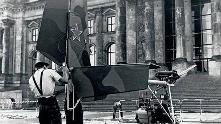 Ihre Fluggeräte ließen die drei Brüder vor dem Reichstagsgebäude stehen und gingen erst einmal ein paar Biere am Bahnhof Zoo trinken.