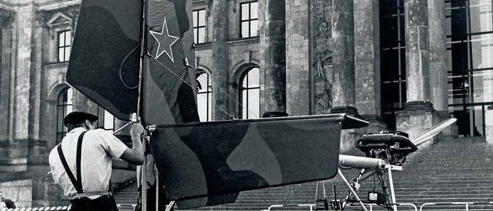 Ihre Fluggeräte ließen die drei Brüder vor dem Reichstagsgebäude stehen und gingen erst einmal ein paar Biere am Bahnhof Zoo trinken.