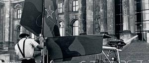 Ihre Fluggeräte ließen die drei Brüder vor dem Reichstagsgebäude stehen und gingen erst einmal ein paar Biere am Bahnhof Zoo trinken.