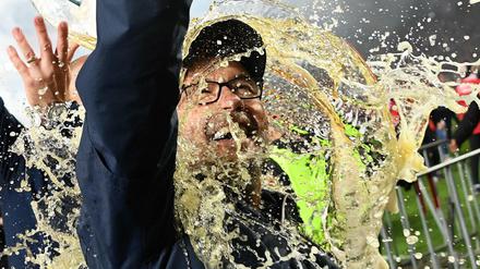Na Prost Mahlzeit! Trainer Urs Fischer kann sich kaum vor Bierduschen retten.
