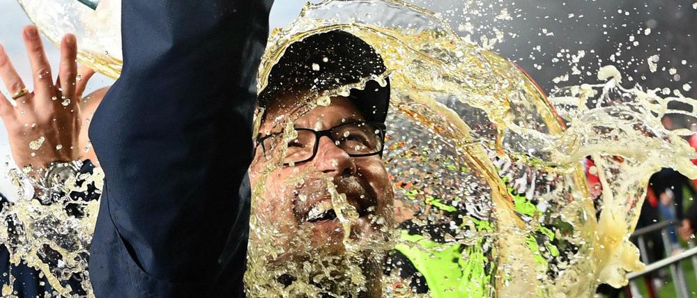 Na Prost Mahlzeit! Trainer Urs Fischer kann sich kaum vor Bierduschen retten.