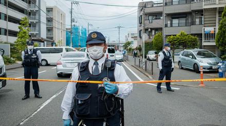 An einer Bushaltestelle der Tokioter Nachbarstadt Kawasaki griff ein Mann Schulkinder an.