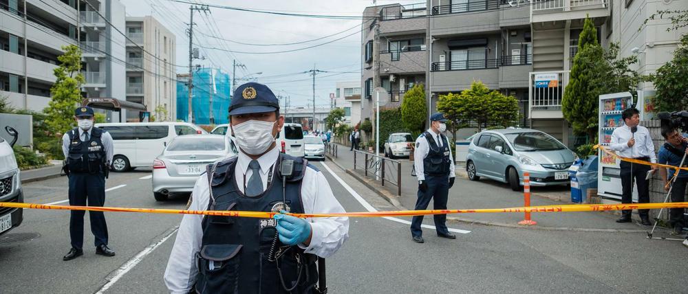 An einer Bushaltestelle der Tokioter Nachbarstadt Kawasaki griff ein Mann Schulkinder an.