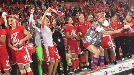 Union Berlin feiert mit Fans den Aufstieg.