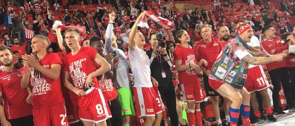 Union Berlin feiert mit Fans den Aufstieg.