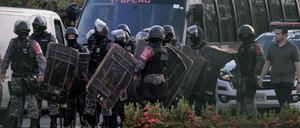 Brasilianische Polizisten vor dem Einsatz im Gefängnis.