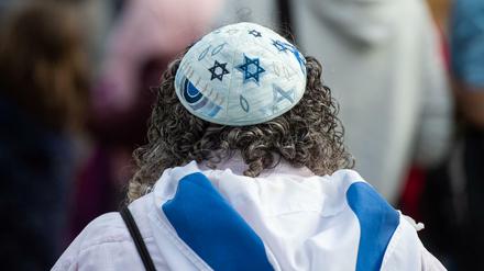 Eine Frau trägt auf einer Kundgebung eines Bündnisses gegen Antisemitismus eine Kippa.
