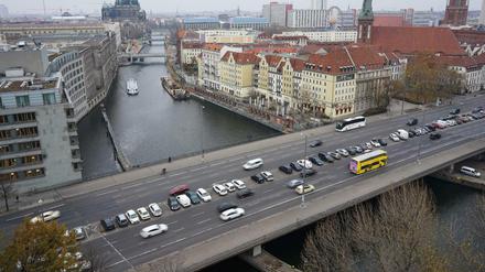 Auf der Mühlendammbrücke in Mitte fällt jetzt eine Fahrspur pro Richtung weg.