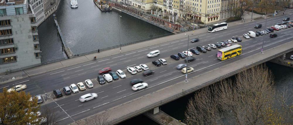 Auf der Mühlendammbrücke in Mitte fällt jetzt eine Fahrspur pro Richtung weg.