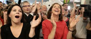 Annalena Baerbock (L), Grünen-Vorsitzende, und Katrin Göring-Eckard, Grünen-Fraktionschefin, jubeln nach der Bekanntgabe der ersten Prognose für die Europawahl.