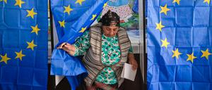 Ein großer Schritt: Vom Klientelwesen der Vergangenheit in den europäischen Rechtsstaat. Eine Rumänin bei der Europawahl am Sonntag. 