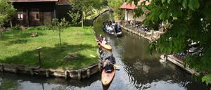 Belebtes Wasser. Wohin man im Spreewald auch kommt, irgendein Gewässer, auf dem Kähne oder Kanuten unterwegs sind, ist immer in der Nähe. Hier ein Bild aus dem Lübbenauer Ortsteil Lehde. 
