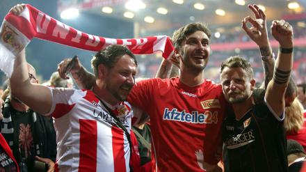 Verschwitzt und glückselig: Die Fans des 1. FC Union nach dem 0.0 gegen den VfB Stuttgart. 