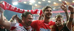 Verschwitzt und glückselig: Die Fans des 1. FC Union nach dem 0.0 gegen den VfB Stuttgart. 