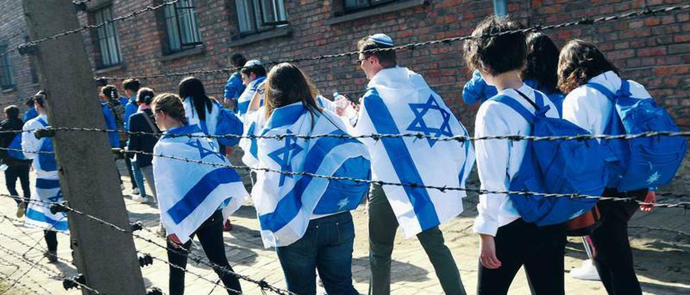 Sinnvolles Ritual? Israelische Schülerinnen, eingehüllt in die Nationalflagge ihres Landes 2018 in Auschwitz.