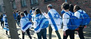 Sinnvolles Ritual? Israelische Schülerinnen, eingehüllt in die Nationalflagge ihres Landes 2018 in Auschwitz. 
