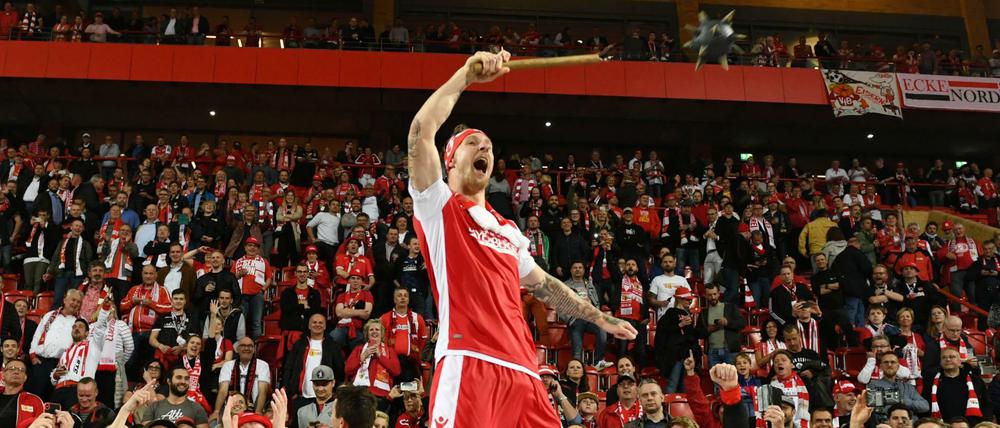 Keine Grenzen. Sebastian Polter feiert vor den Union-Fans.