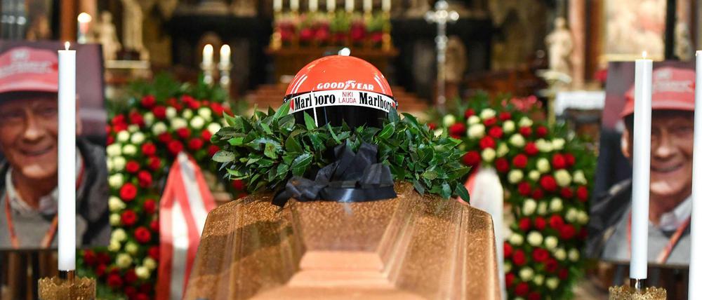 Niki Laudas Helm wurde für die Trauerfeier auf seinem Sarg plaziert.