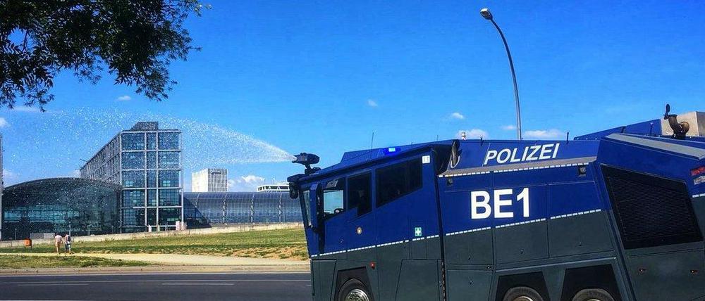 Im Extremsommer 2018 half auch die Berliner Polizei, die unter wochenlanger Dürre leidenden Bäume mit Wasser zu versorgen.