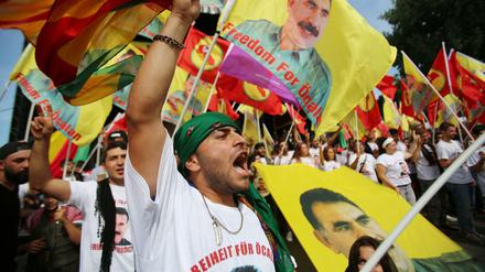 Kurden schwenken auf einer Kundgebung Fahnen mit dem Konterfei des PKK-Gründers Öcalan. 