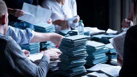 Wahlhelfer zählen in Hannover die Stimmen für die Europawahl aus. 
