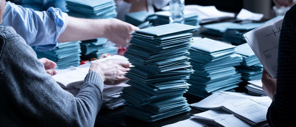 Wahlhelfer zählen in Hannover die Stimmen für die Europawahl aus.