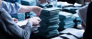Wahlhelfer zählen in Hannover die Stimmen für die Europawahl aus. 