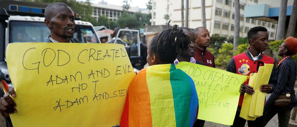 Eine LGBT-Aktivistin und Gegendemonstranten vor dem Gericht in Kenias Hauptstadt Nairobi