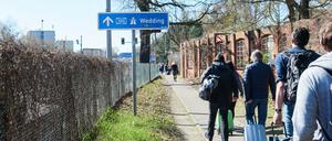 Wandertag. Bereits Anfang April mussten viele Fluggäste zu Fuß zum Flughafen Tegel, Grund war ein BVG-Streik.