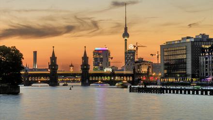 Ost-West-Verbindung: Die Oberbaumbrücke im Sonnenuntergang.