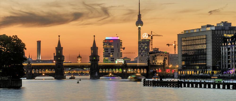 Ost-West-Verbindung: Die Oberbaumbrücke im Sonnenuntergang.