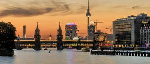 Ost-West-Verbindung: Die Oberbaumbrücke im Sonnenuntergang.