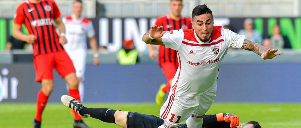 Abflug Richtung Auswärtssieg. Ingolstadts Dario Lezcano (vorn) und seine Teamkollegen setzten sich im Relegations-Hinspiel in Wiesbaden durch.