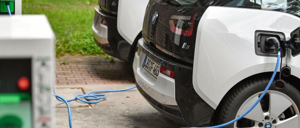 Elektrisch in Schönefeld: BMW i3 beim Laden.