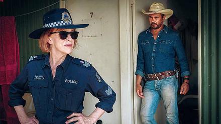 Ermittlungen in herzlicher Abneigung: Großstadt-Detective Jay Swan (Aaron Pedersen) und Kleinstadt-Sheriff Emma James (Judy Davis). 