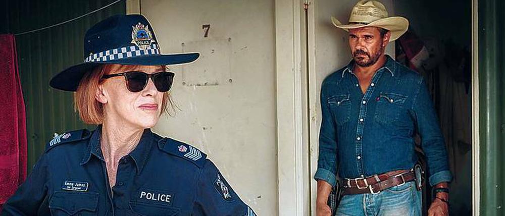Ermittlungen in herzlicher Abneigung: Großstadt-Detective Jay Swan (Aaron Pedersen) und Kleinstadt-Sheriff Emma James (Judy Davis). 