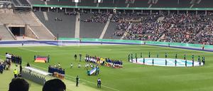 Mit den Nationalhymnen wird das Schüler-Länderspiel zwischen Deutschland und Frankreich eröffnet.