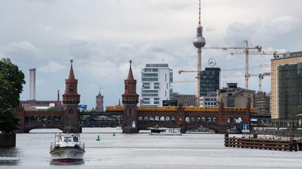 Seit Montag wird die Oberbaumbrücke in Friedrichshain-Kreuzberg saniert.