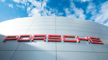Beim Autobauer Porsche wurden am Dienstag Büros von Steuerfahndern durchsucht.