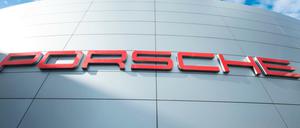 Beim Autobauer Porsche wurden am Dienstag Büros von Steuerfahndern durchsucht.